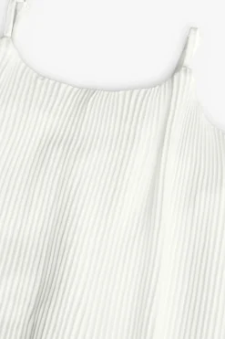 Abito in chiffon plissettato per bambina di colore bianco.