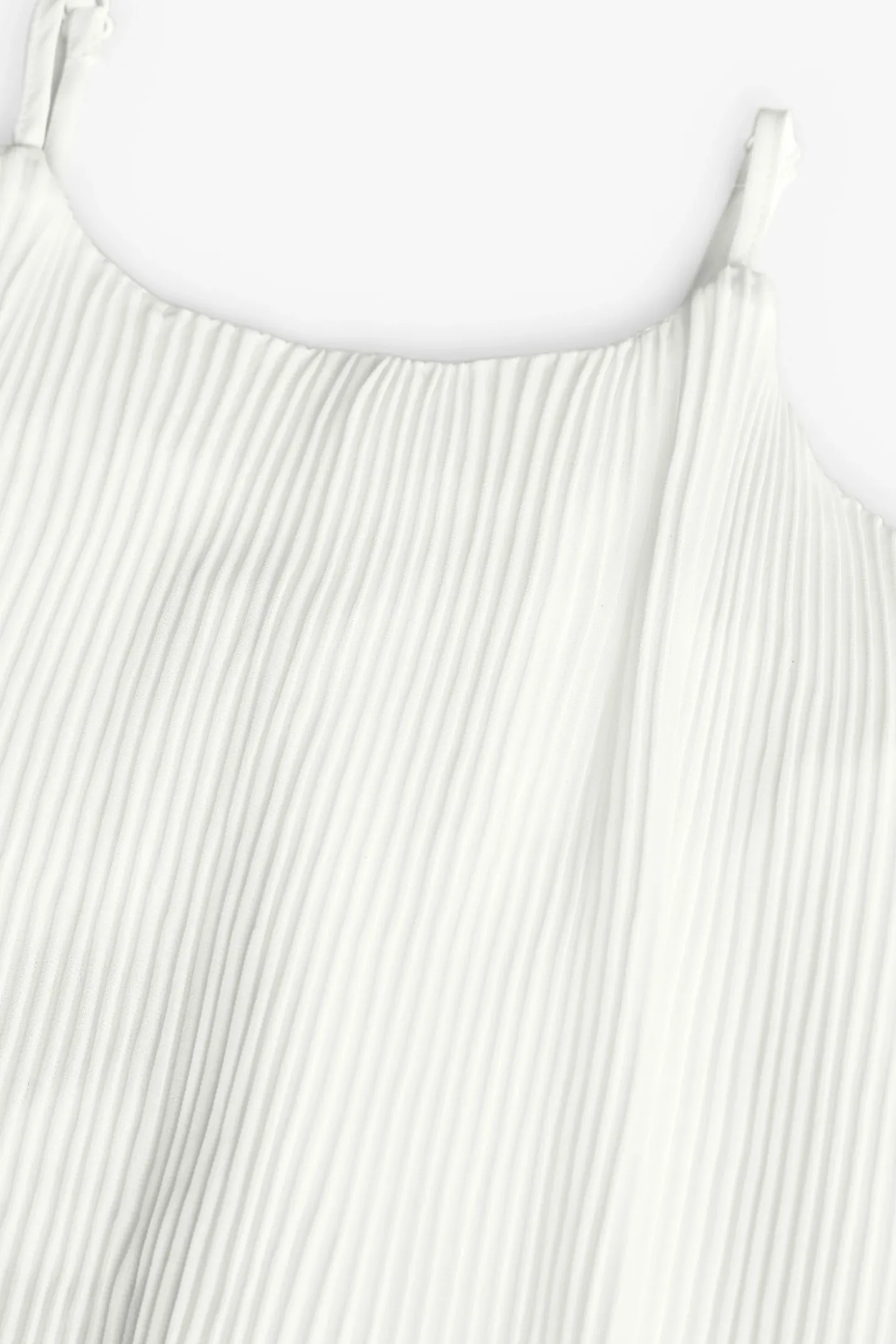 Abito in chiffon plissettato per bambina di colore bianco.