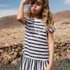 Abito in maglia per bambina con design a righe in bianco e nero.