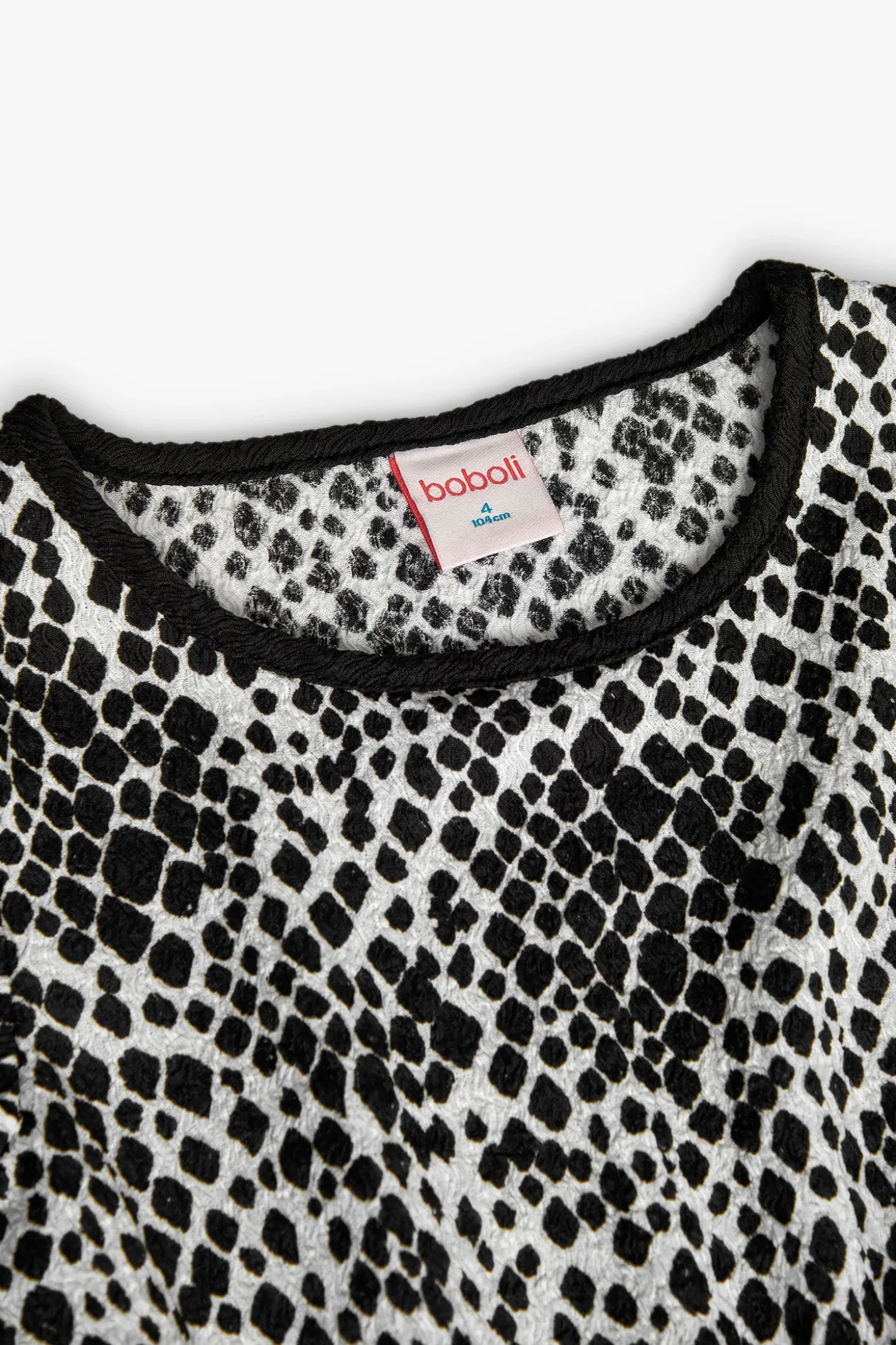 Abito in maglia per bambina con stampa in bianco e nero.