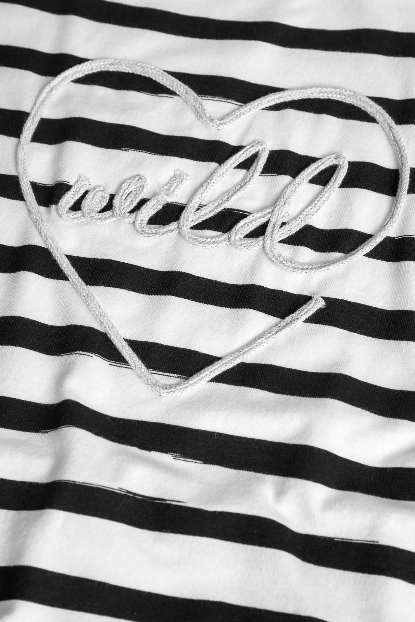Abito in maglia per bambina con design a righe in bianco e nero.
