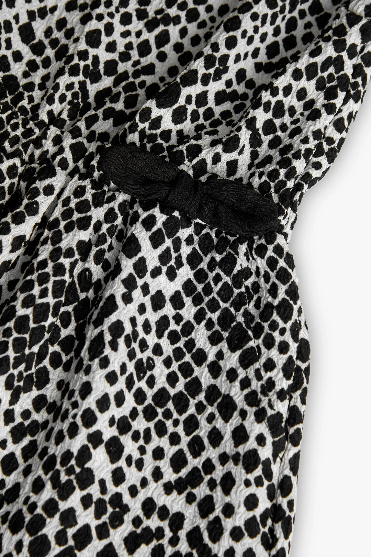 Abito in maglia per bambina con stampa in bianco e nero.