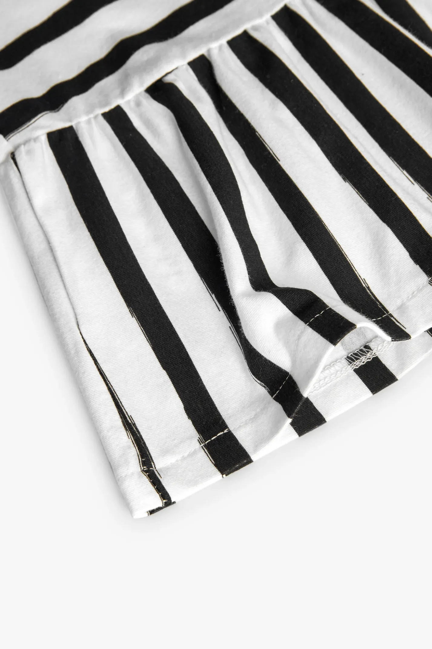 Abito in maglia per bambina con design a righe in bianco e nero.