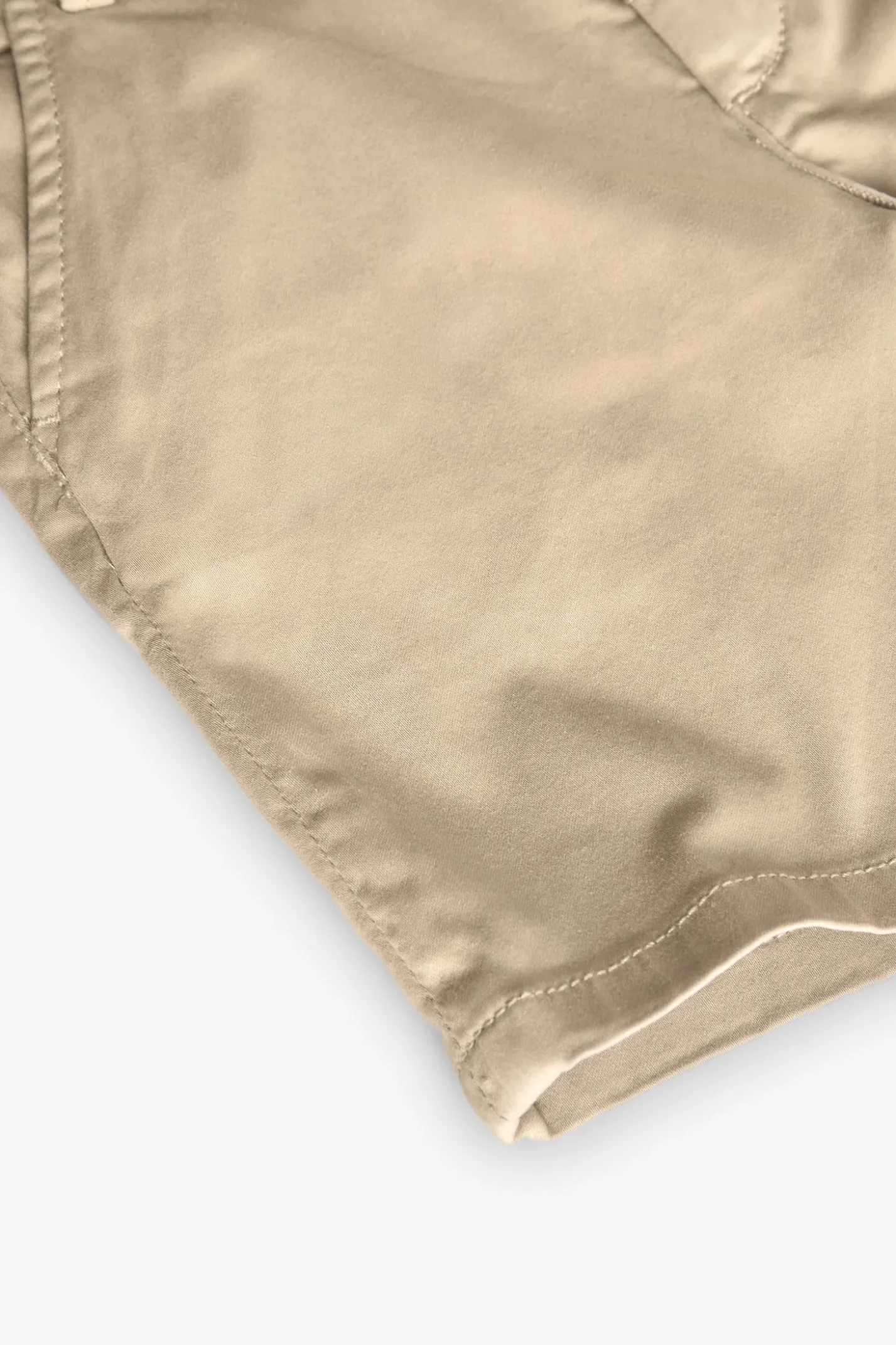 Bermuda di raso per bambino in colore beige