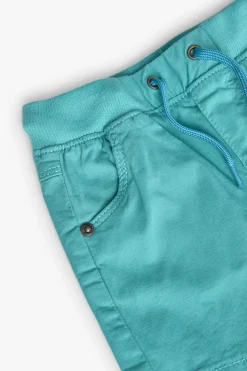 Bermuda in gabardina elasticizzata per bambino in colore verde.