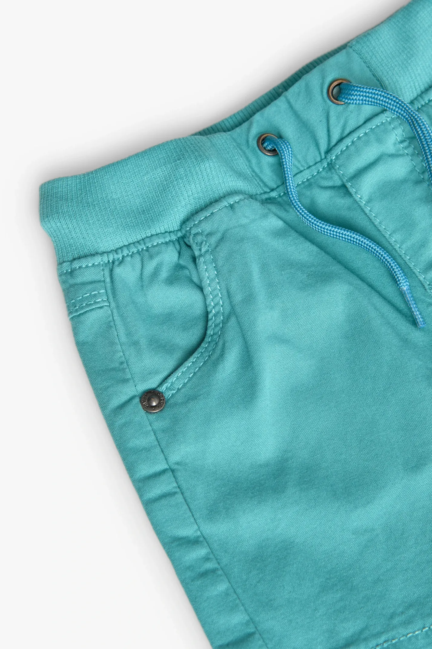 Bermuda in gabardina elasticizzata per bambino in colore verde.
