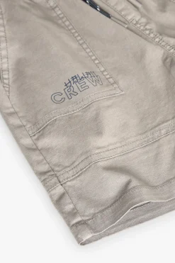 Bermuda in maglia per bambino di colore marrone.