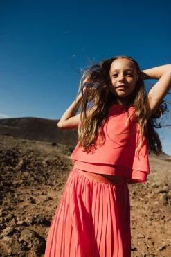 Blusa di chiffon per bambina di colore rosso.