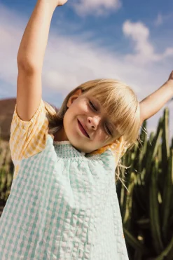 Camicetta in popeline per bambina con motivo a quadri multicolore.
