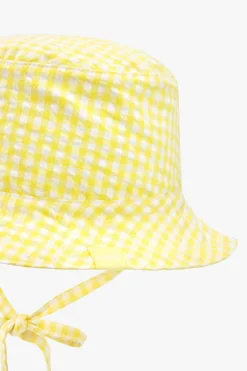 Cappello di popeline per bebè di colore giallo con motivo a quadri.