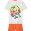 Completo a maglia con maglietta grigia e bermuda arancione per bambino.