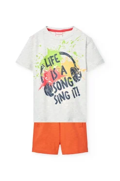 Completo a maglia con maglietta grigia e bermuda arancione per bambino.