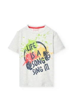 Completo a maglia con maglietta grigia e bermuda arancione per bambino.
