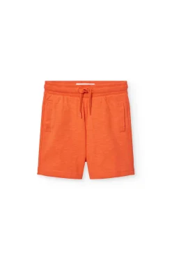 Completo a maglia con maglietta grigia e bermuda arancione per bambino.