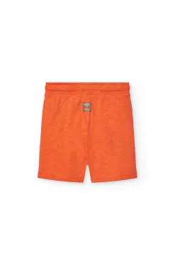 Completo a maglia con maglietta grigia e bermuda arancione per bambino.
