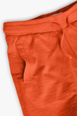 Completo a maglia con maglietta grigia e bermuda arancione per bambino.