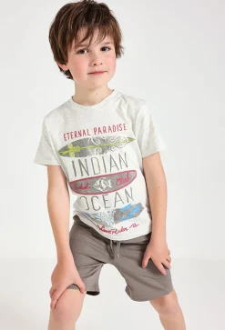 Completo con maglietta a maglia per bambino in colore crema.