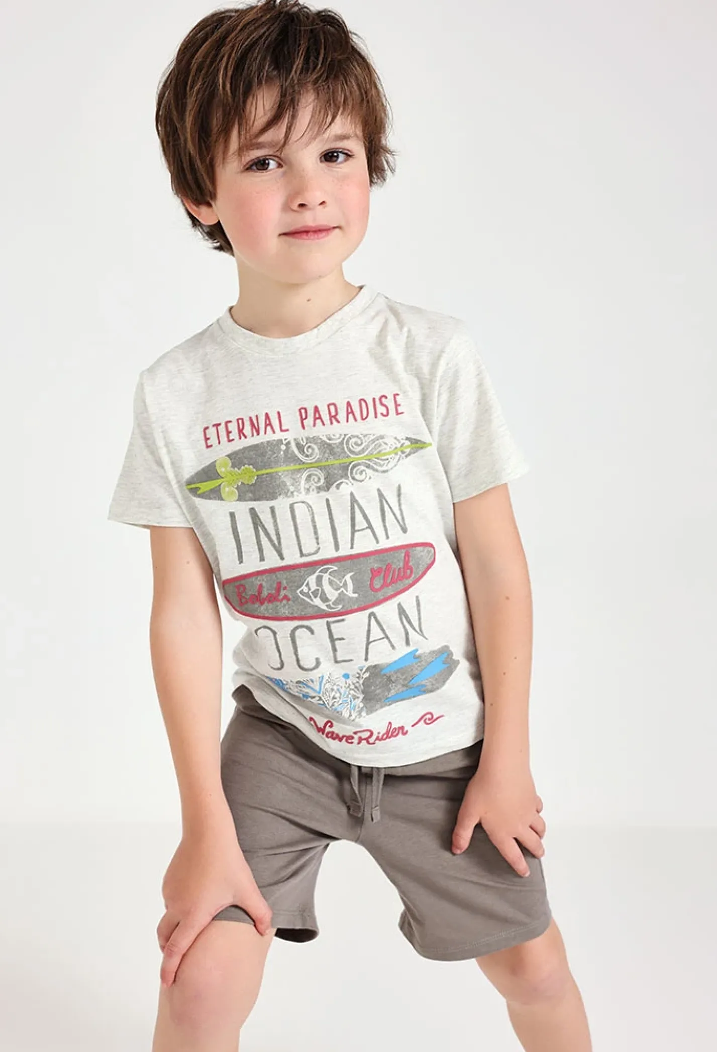 Completo con maglietta a maglia per bambino in colore crema.