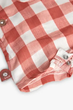 Completo coordinato in maglia per neonato in arancione e bianco con motivo a quadri.