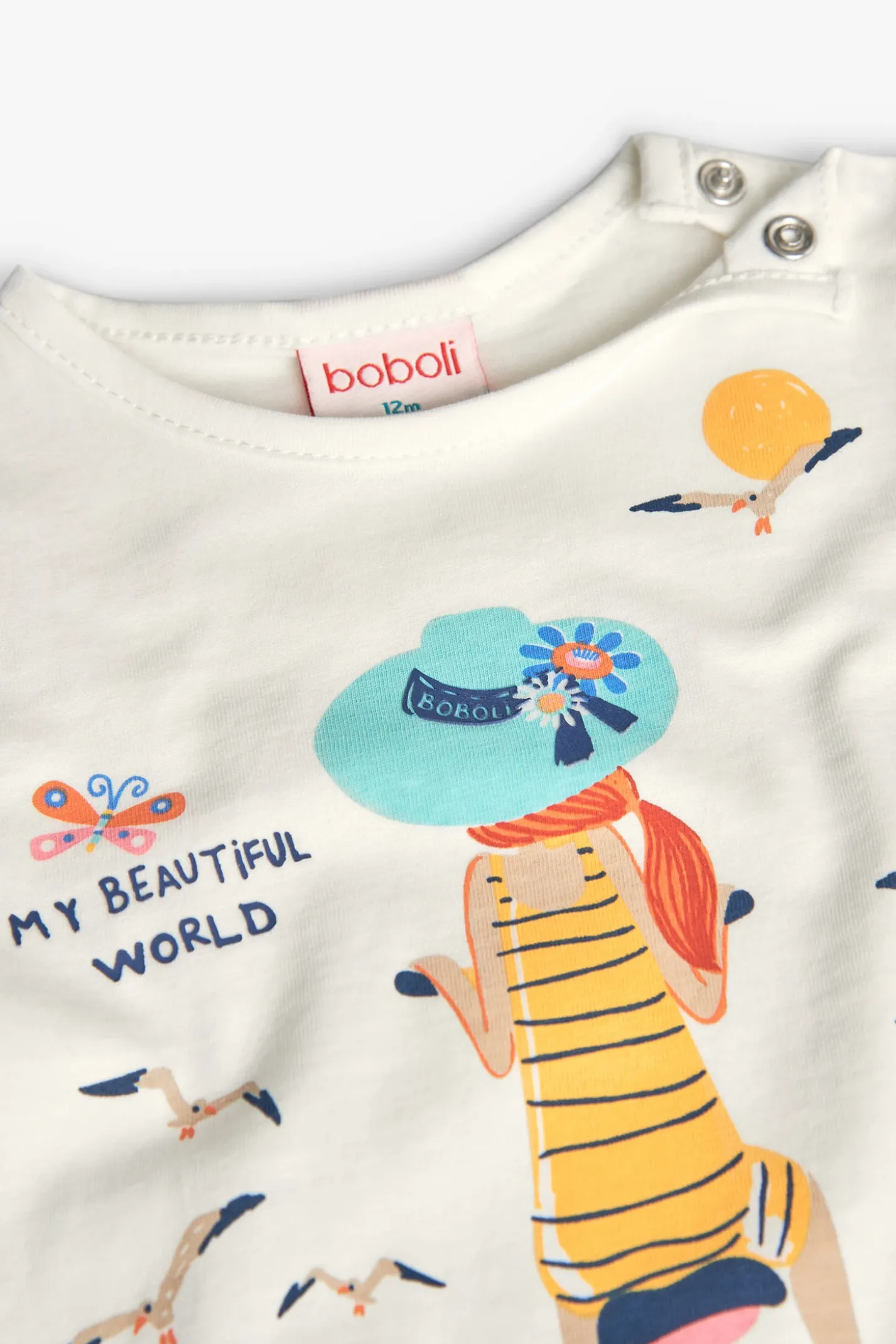 Completo di maglietta e pantaloncini a maglia per neonata di colore bianco.