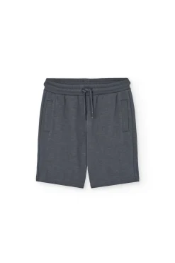 Completo in maglia con maglietta per bambino di colore bianco e bermuda di colore grigio.