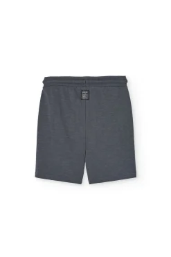 Completo in maglia con maglietta per bambino di colore bianco e bermuda di colore grigio.