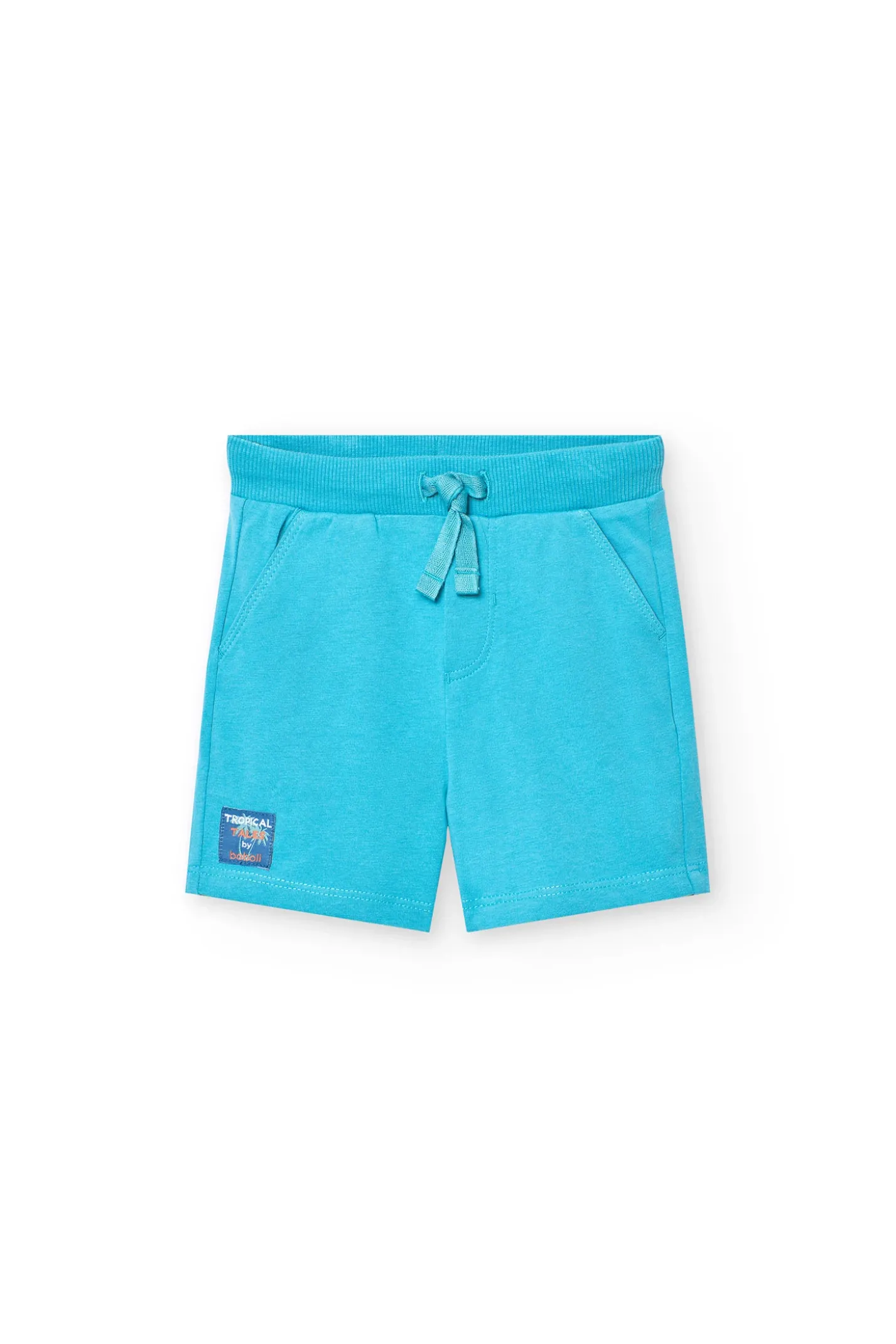 Completo in maglia per neonato di colore bianco con stampa e pantaloncini di colore blu.