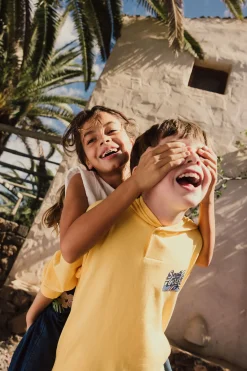 Felpa per neonato di colore giallo.