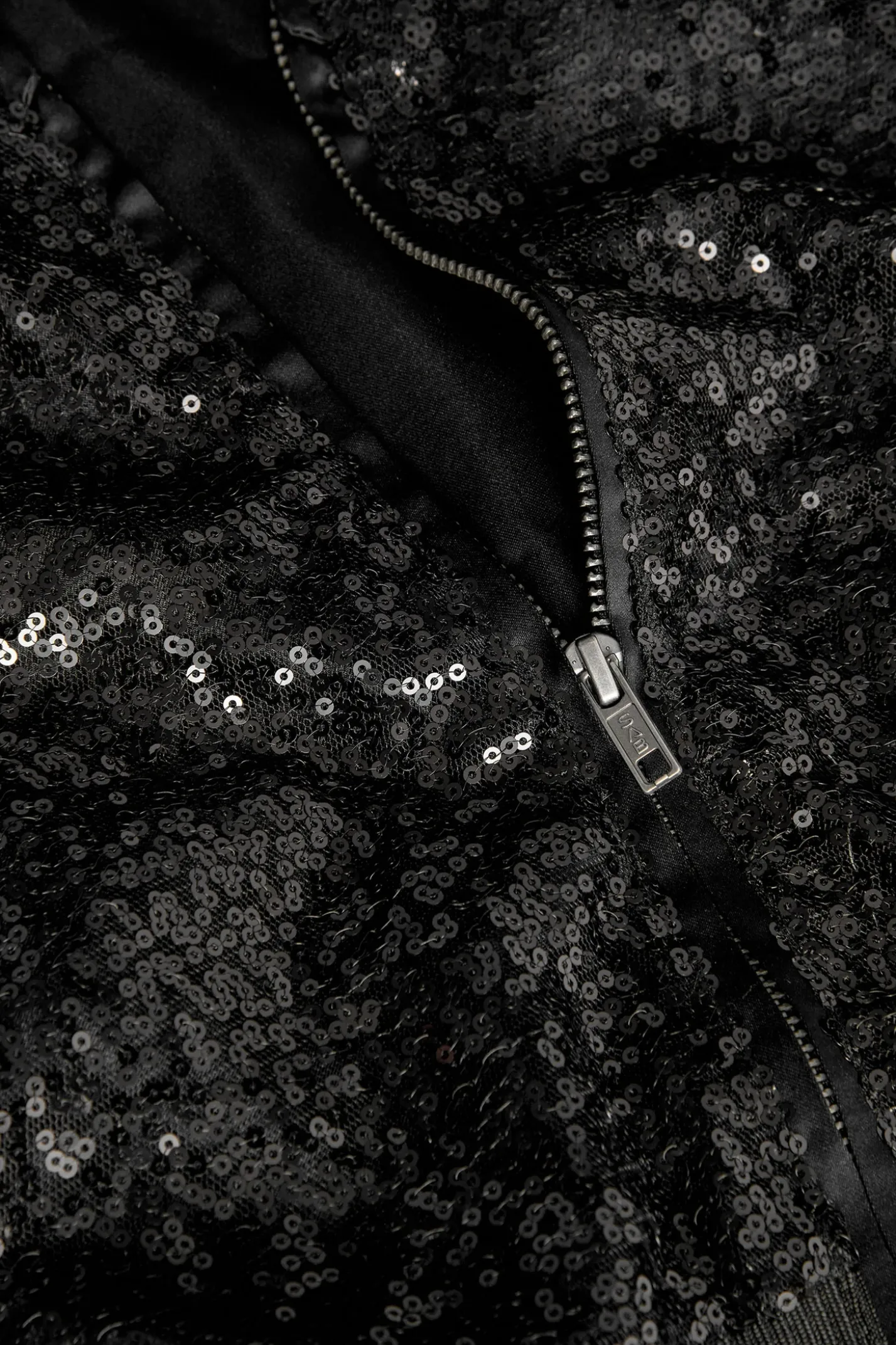 Giacca con paillettes per bambina di colore nero.