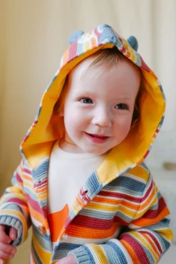 Giacca di maglia per neonati di colore giallo con design a righe.