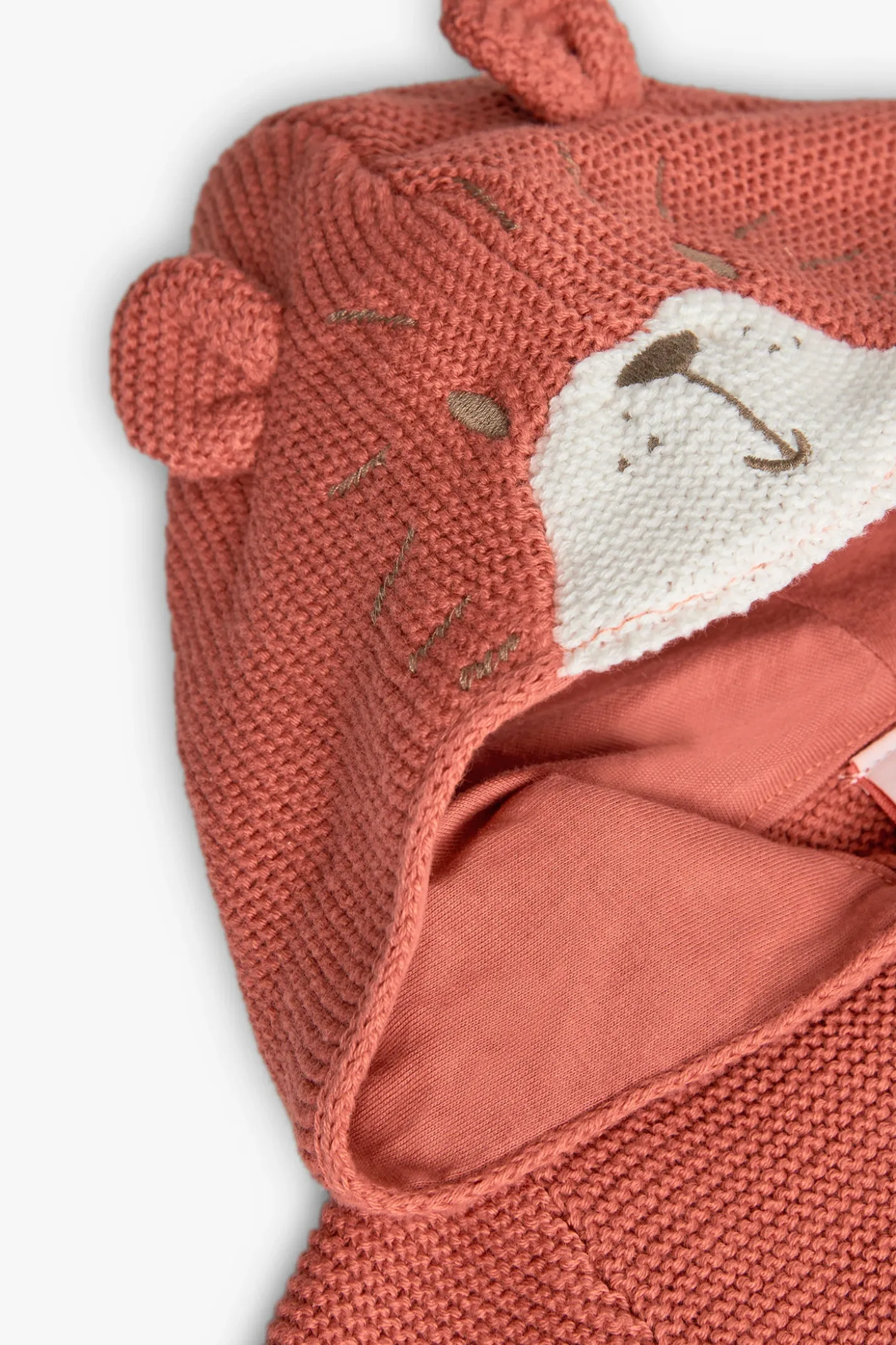 Giacca lavorata a maglia per neonato di colore arancione.