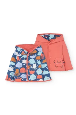 Giacca reversibile a maglia per neonato in colore rosso e con stampa.