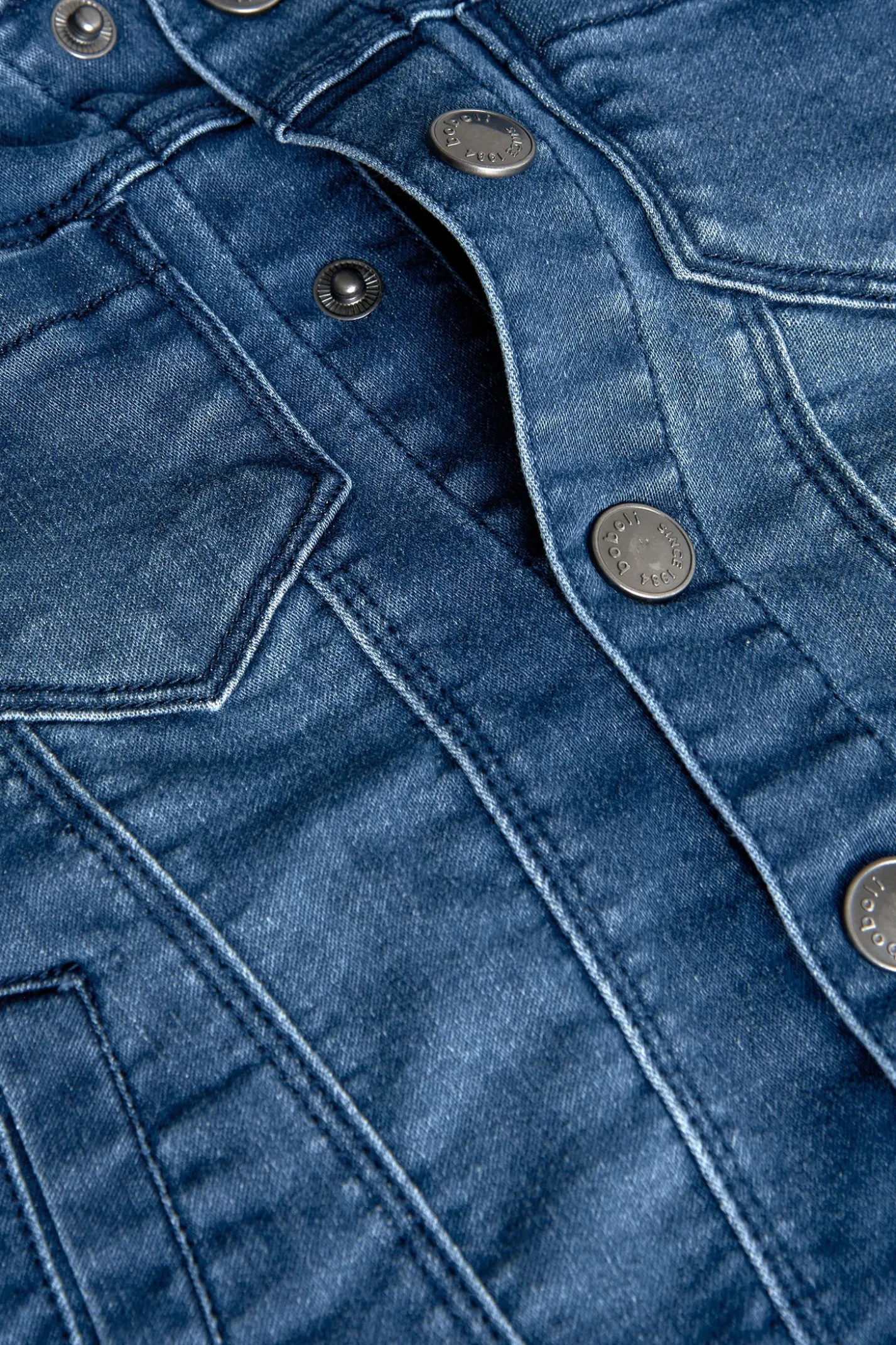 Giubbino denim in maglia per neonato di colore blu con cappuccio.