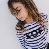 Maglietta a maglia per bambina con design a righe nei colori bianco e nero