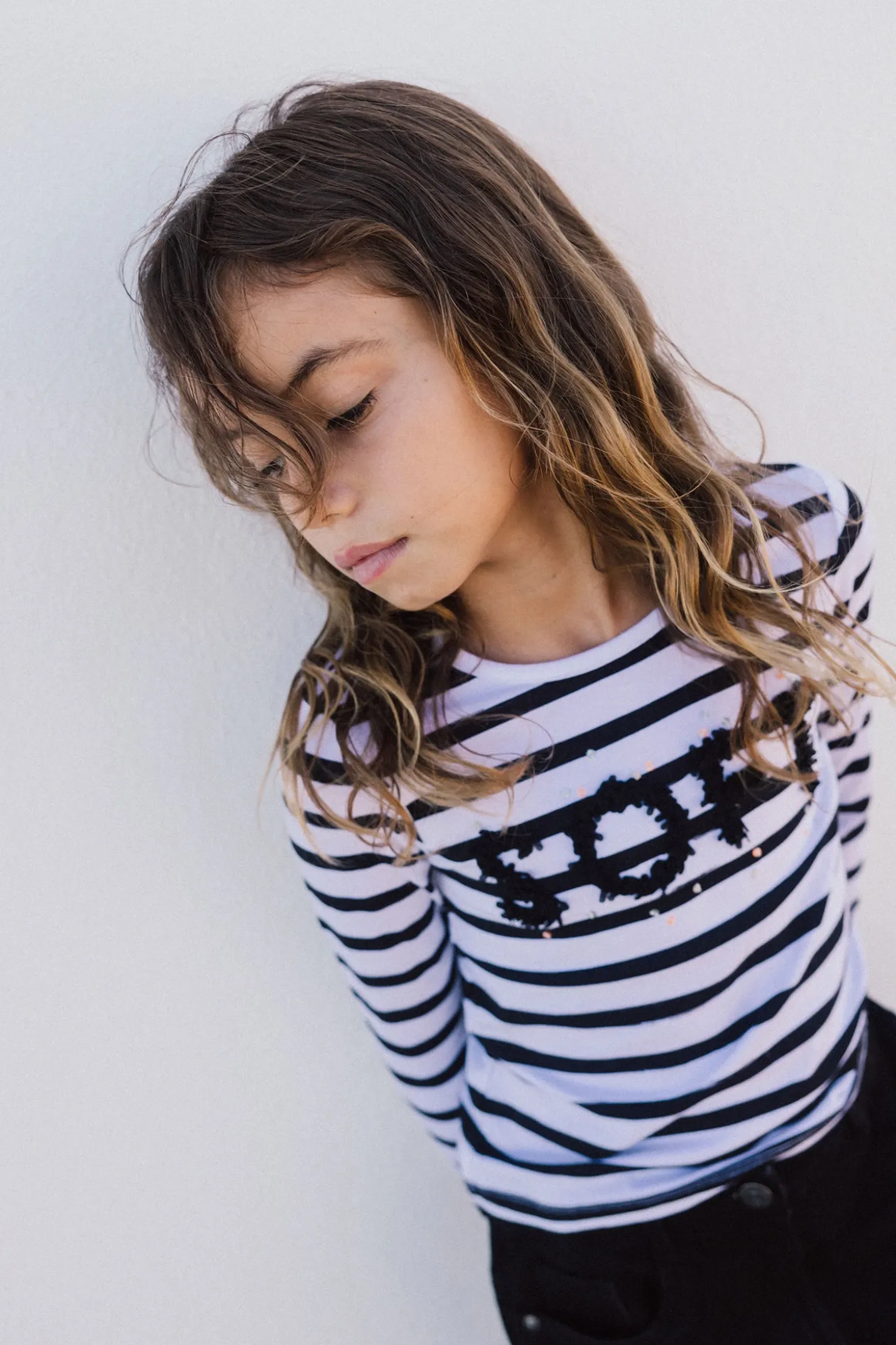 Maglietta a maglia per bambina con design a righe nei colori bianco e nero