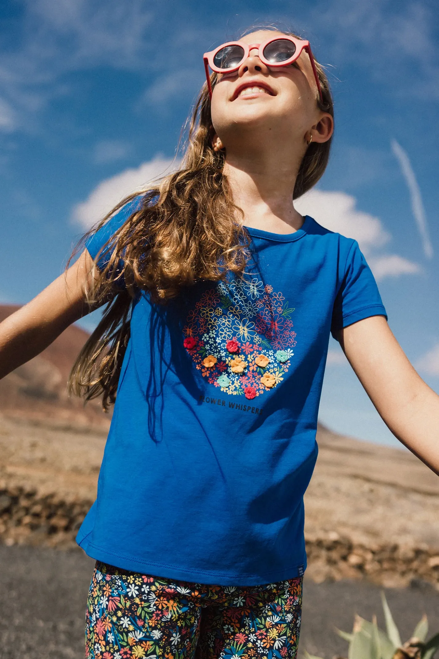 Maglietta a maglia per bambina di colore blu.