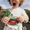Maglietta a maglia per bambino in bianco con design di coccodrillo.