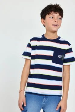 Maglietta a maglia per bambino con design a righe nei colori blu, verde e rosso.