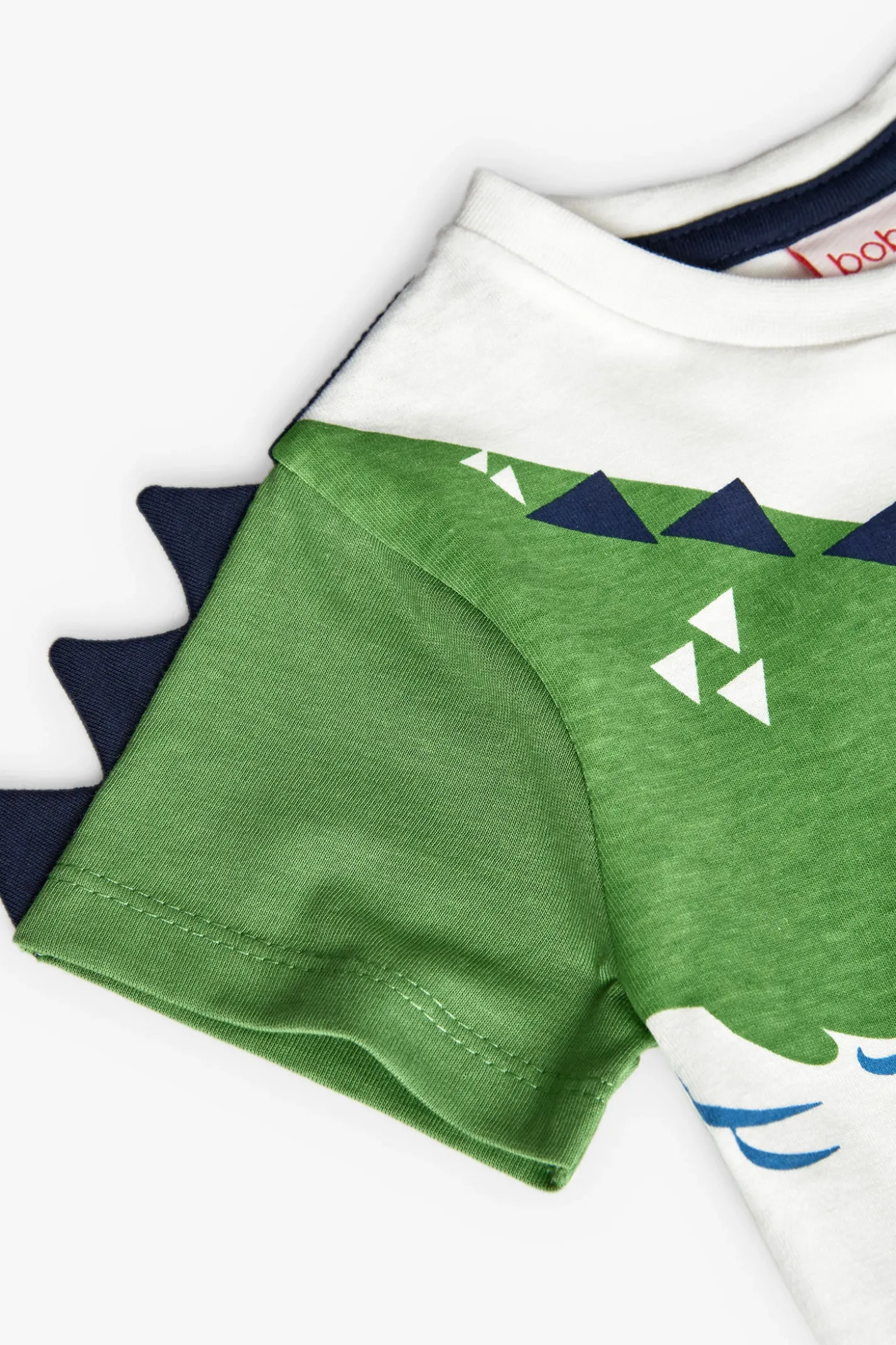 Maglietta a maglia per bambino in bianco con design di coccodrillo.