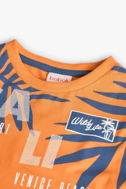 Maglietta a maglia per bambino in arancione a maniche lunghe.