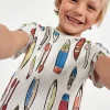 Maglietta a maglia per neonato con stampa di surfisti