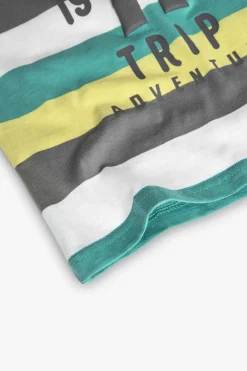Maglietta a righe per bambino in colori verde, grigio e giallo.