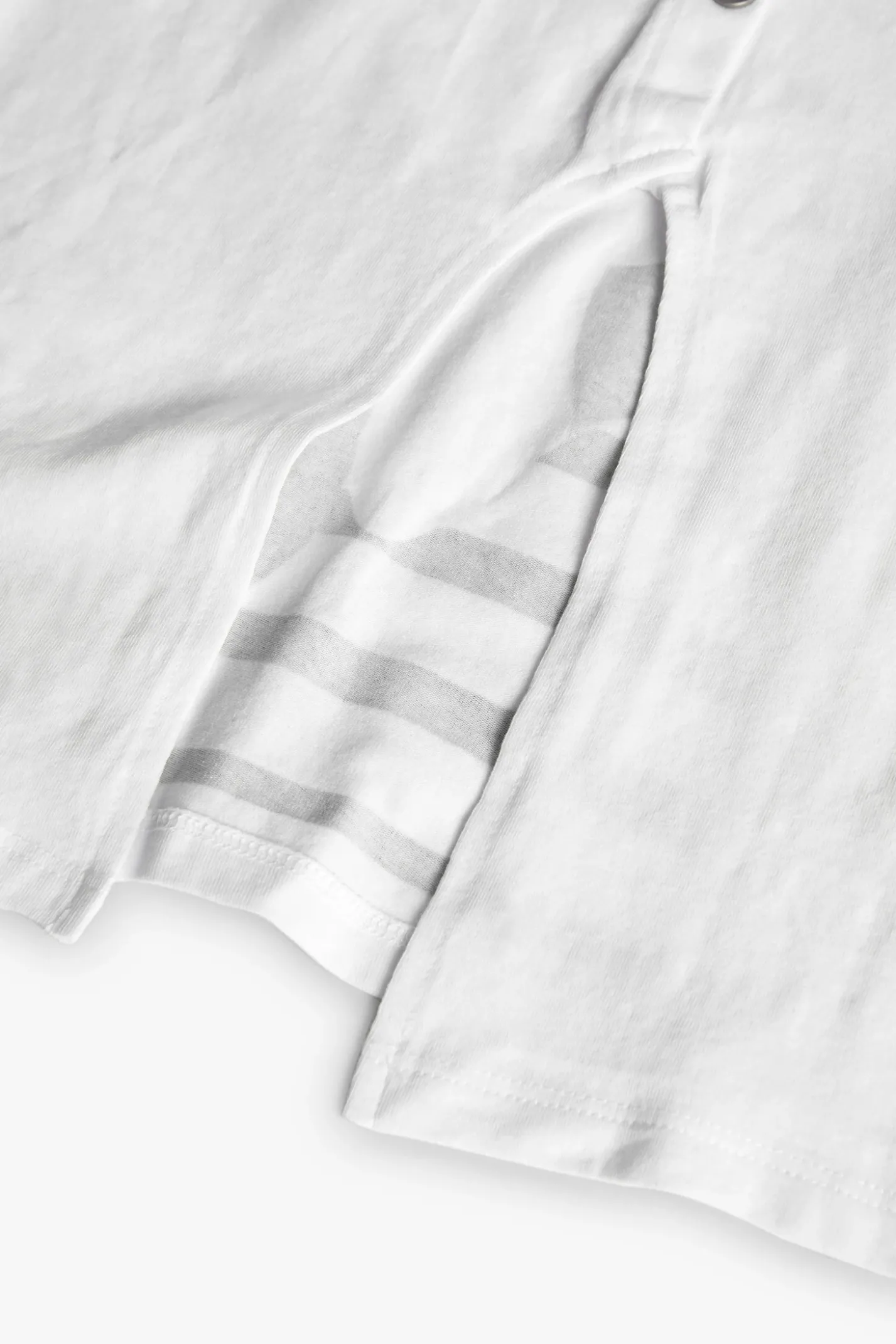 Maglietta di maglia per bambina di colore bianco con stampa di bambina.