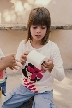 Maglietta in maglia per bambina a maniche lunghe di colore bianco.