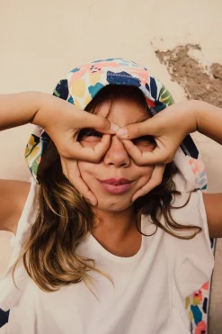 Maglietta in maglia per bambina in colore bianco con stampa grafica.