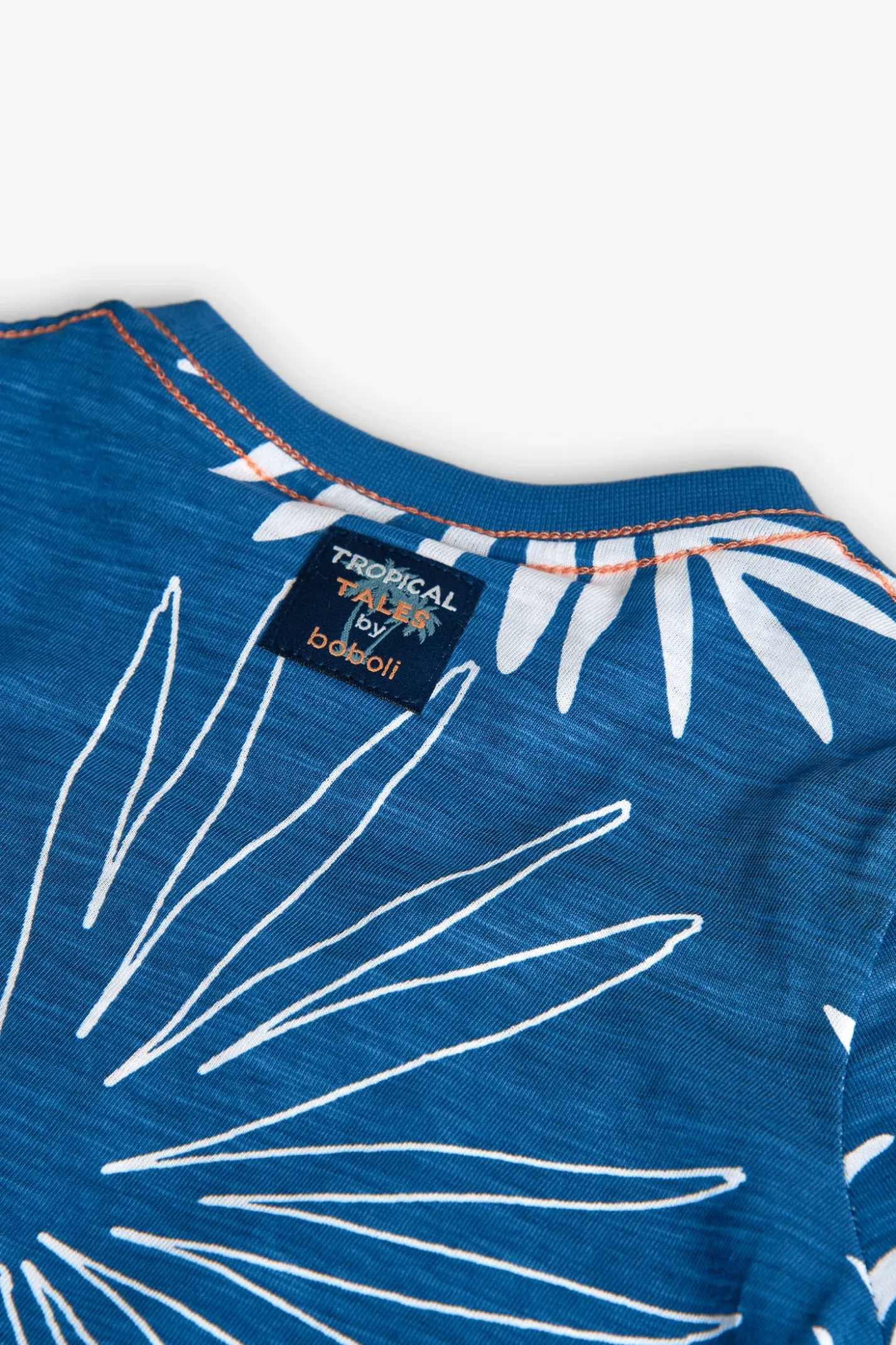 Maglietta in maglia per bambino di colore blu con design tropicale.