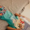 Maglietta in maglia per neonato in verde con stampa di lettere.