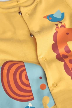 Pagliaccetto a maglia per bambino di colore giallo con stampa di animali.