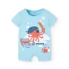 Pagliaccetto corto in maglia per neonato in colore blu con stampa di polpo pirata.