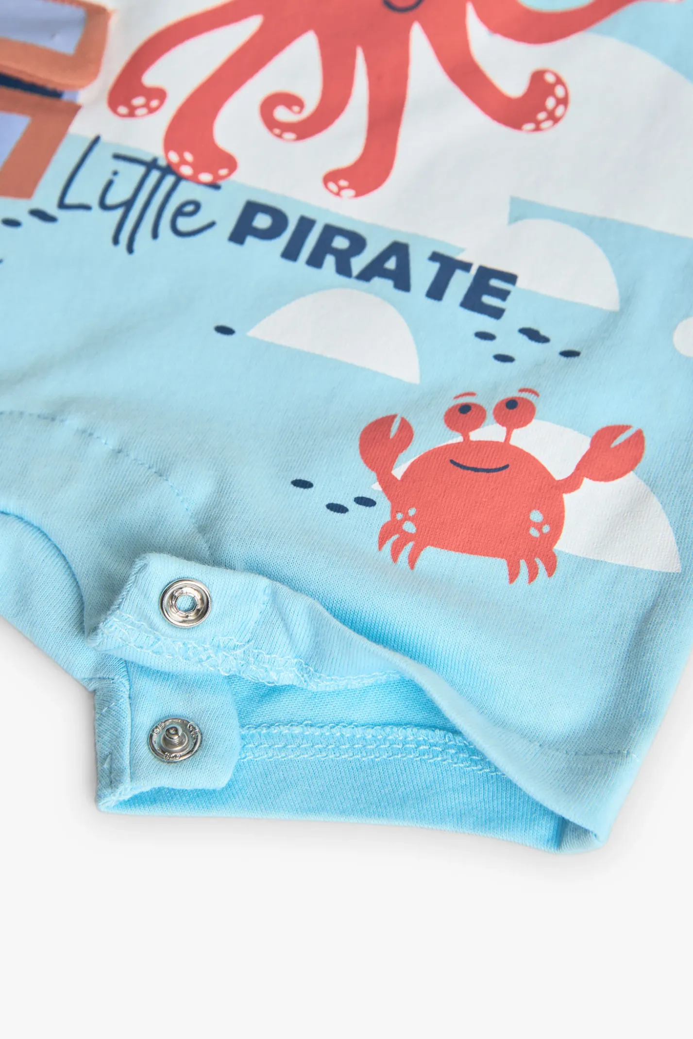 Pagliaccetto corto in maglia per neonato in colore blu con stampa di polpo pirata.